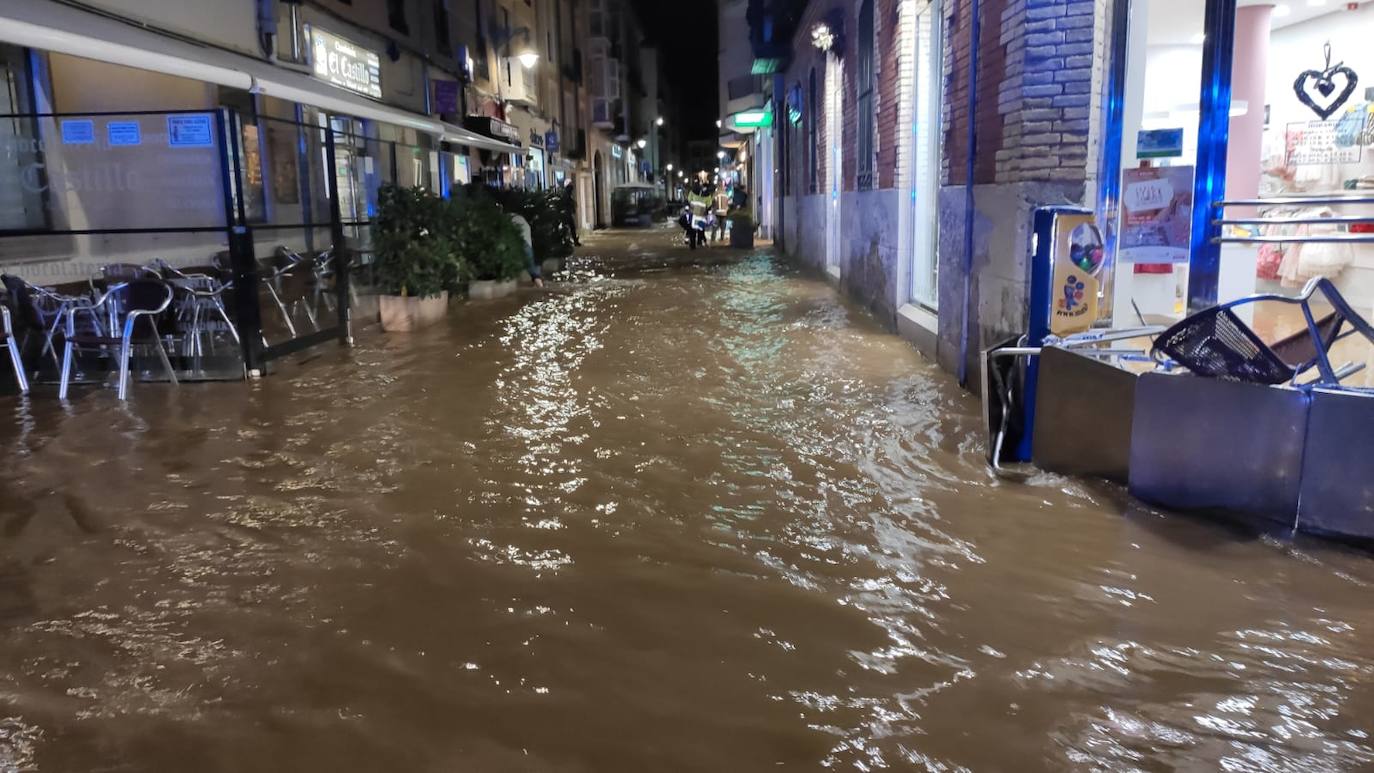 Fotos: Un reventón en el centro de Valladolid anega locales y establecimientos