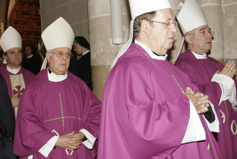 Rafael Palmero, entonces obispo de Orihuela, seguido por Ricardo Blázquez, en el funeral por las víctimas de la explosión de Gaspar Arroyo, en la catedral de Palencia en 2007. 