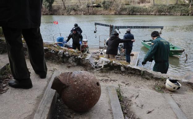 Galería. Los buzos rescatan 240 kilos de historia del fondo del Pisuerga en Valladolid.