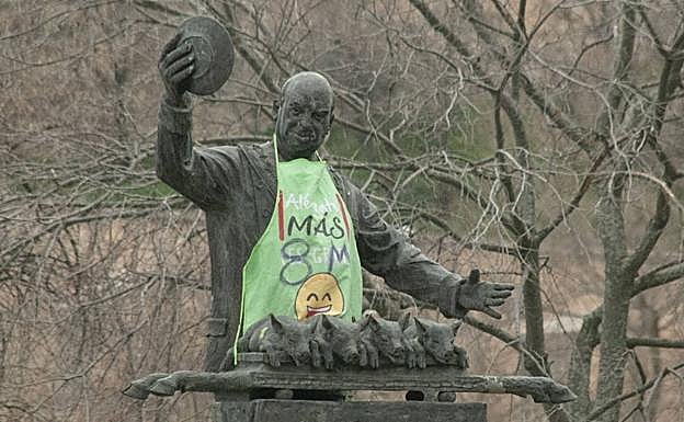 La estatua de Cándido, en Segovia, ha amanecido este lunes con un delantal del 8-M por el Día de la Mujer Trabajadora. 