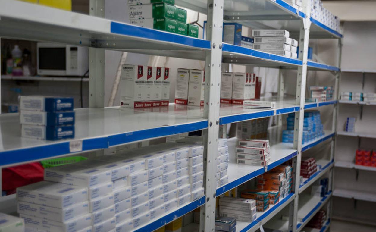 Falta de medicamentos en las estanterías de una farmacia