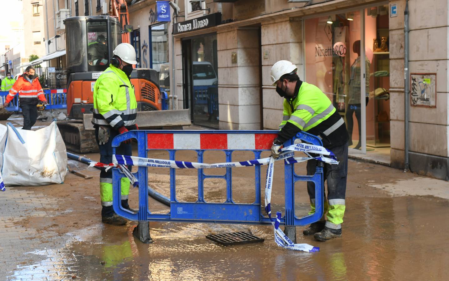 Fotos: La rotura de una tubería deja locales comerciales inundados en la calle Montero Calvo de Valladolid