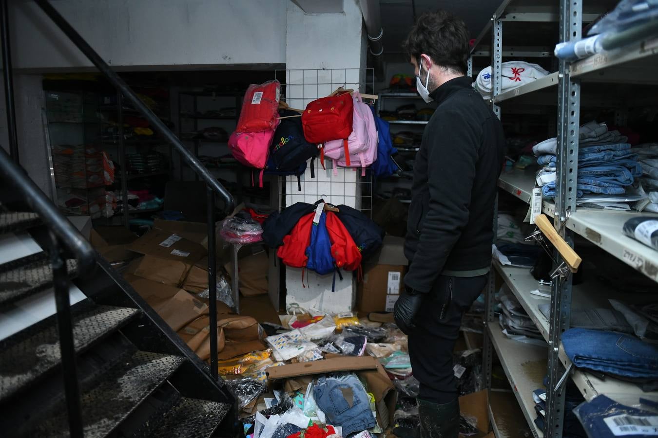 Fotos: La rotura de una tubería deja locales comerciales inundados en la calle Montero Calvo de Valladolid