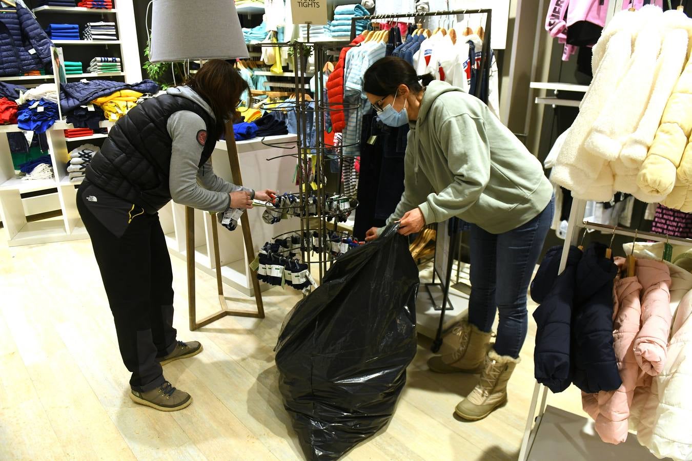 Fotos: La rotura de una tubería deja locales comerciales inundados en la calle Montero Calvo de Valladolid