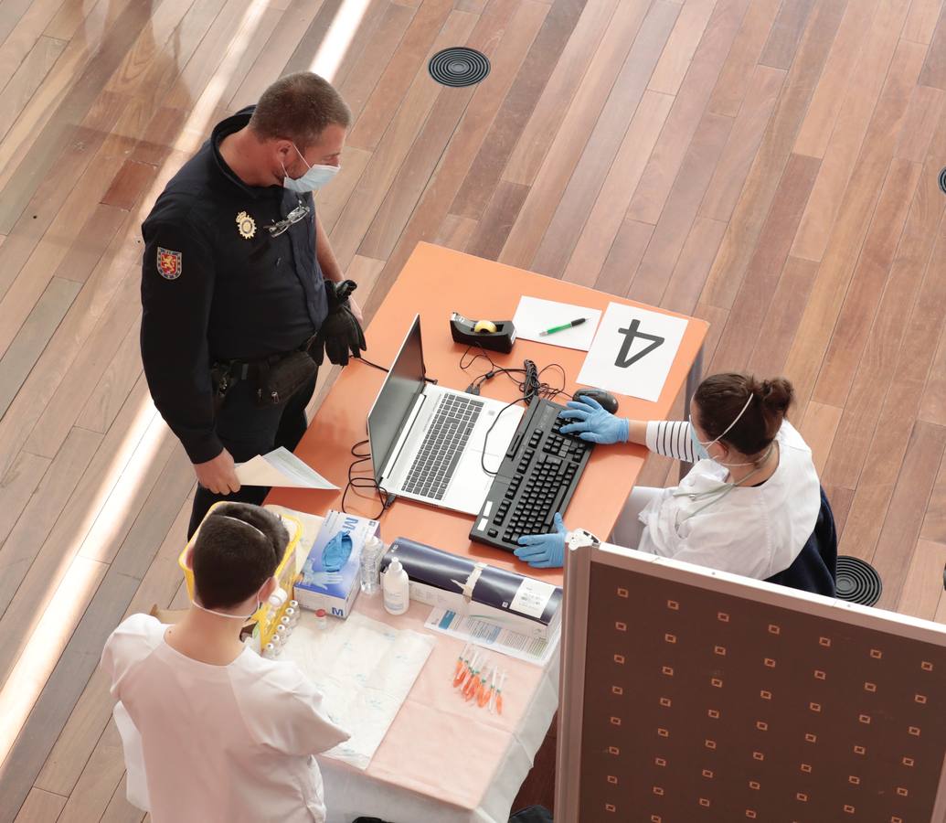 Fotos: El centro Miguel Delibes de Valladolid acoge la vacunación de más de 1.400 agentes de la Policía y Guardia Civil