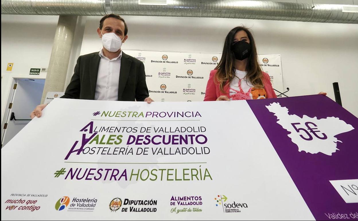 Firma del convenio para relanzar la hostelería en la provincia. 