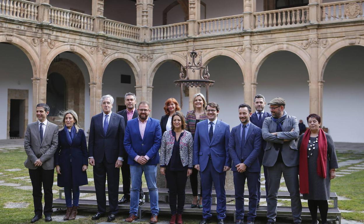 Foto de familia de los alcalde y concejales de las Ciudades Patrimonio de la Humanidad de España en el patio del Colegio Arzobispo Fonseca, durante la asamble de 2018.