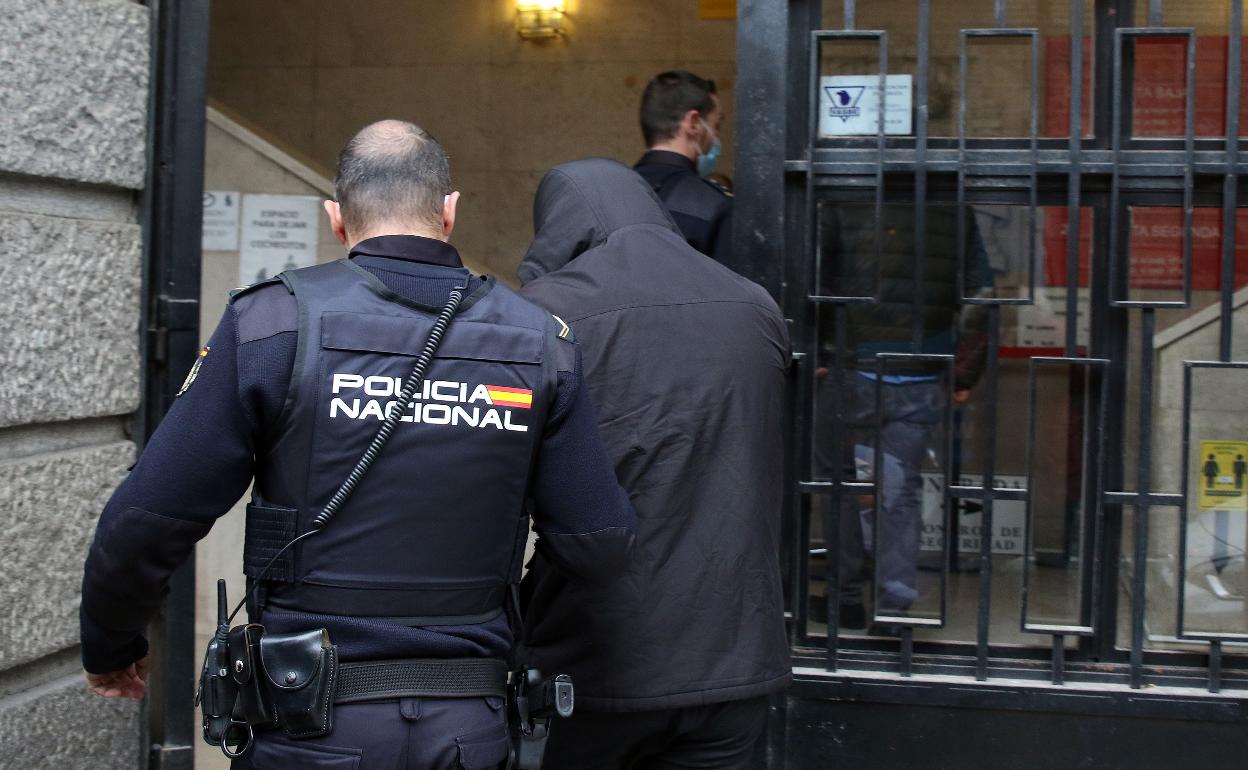 El acusado, a su llegada a la Audiencia Provincial de Segovia.