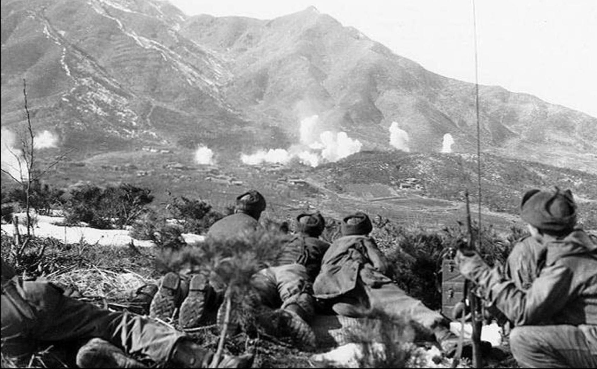 Soldados estadounidenses en pleno combate en la Guerra de Corea.