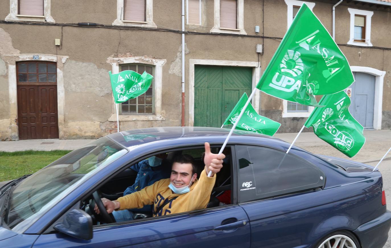 En coche han recorrido la villa galletera para protestar. 