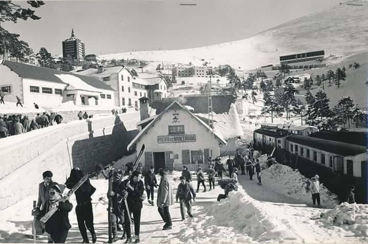 Fila de esquiadores subiendo al alto de Navacerrada deslizarse por sus laderas. 