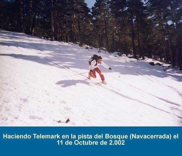 Fila de esquiadores subiendo al alto de Navacerrada deslizarse por sus laderas. 