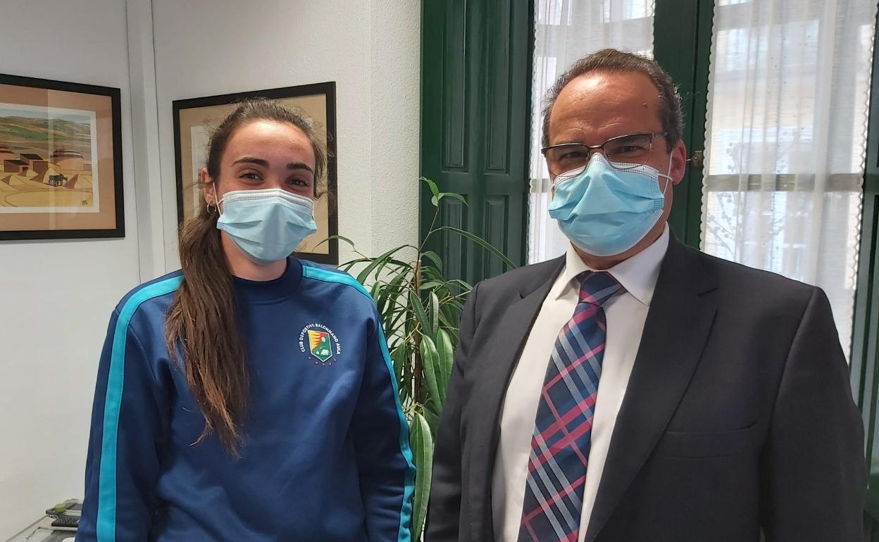 Jimena Laguna, junto al presidente del Aula Cayetano Cifuentes. 