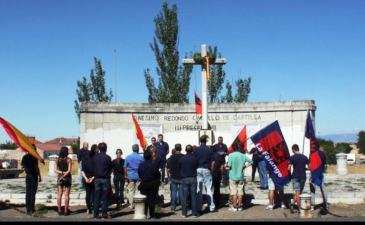 Una concentración falangista anterior a la realizada este pasado domingo ante el monumento a Onésimo Redondo en Labajos. 