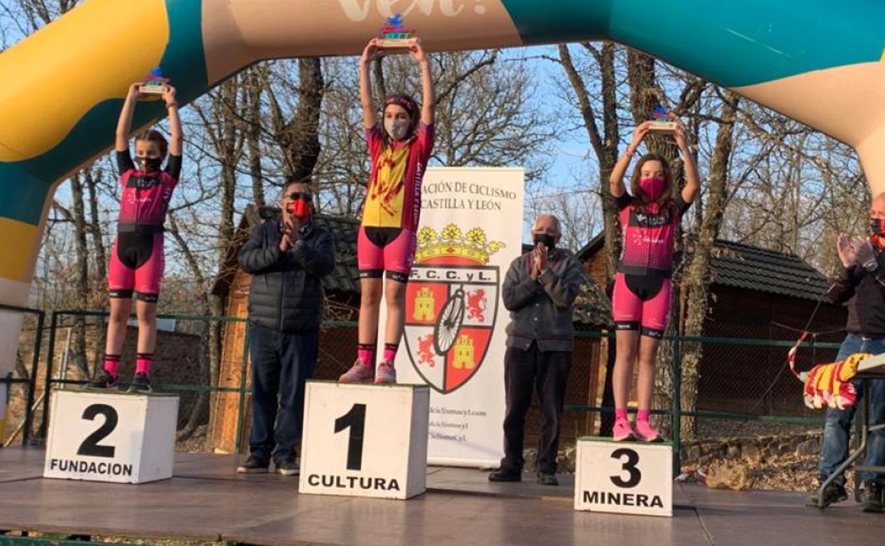 Elena Rosquete, Paula Vicente, Aitana Serrano en el podio de principiantes. 