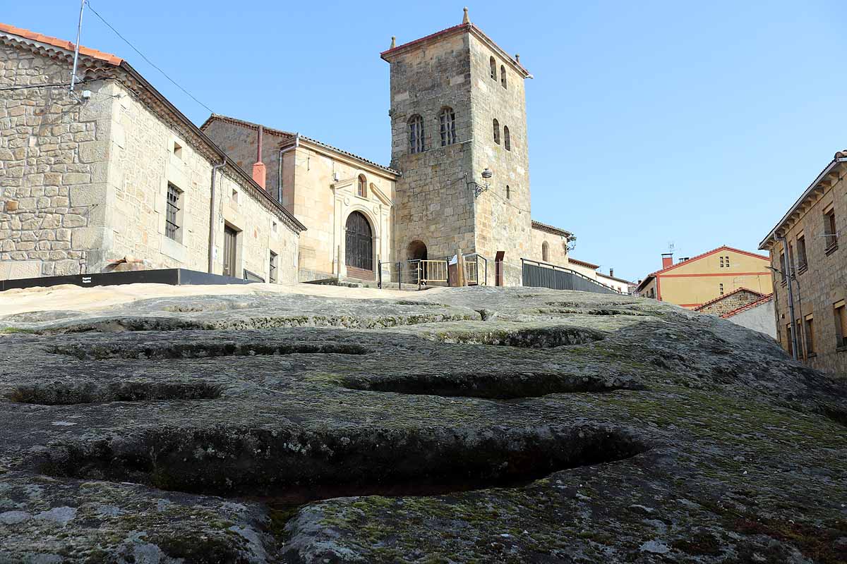 En toda la roca que rodea a la iglesia encontramos tumbas. 