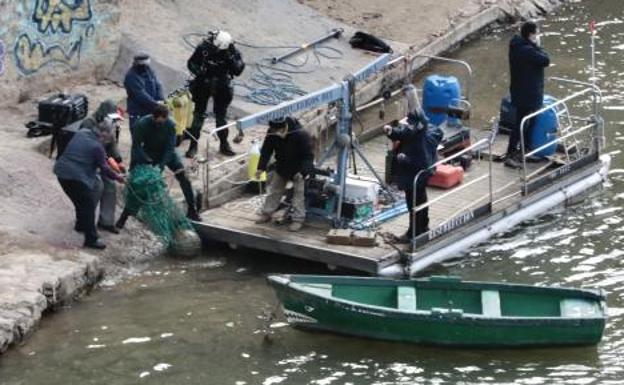 Imagen principal - Buzos y voluntarios, durante la inmersión para el rescate de las bolas de piedra del Pisuerga.