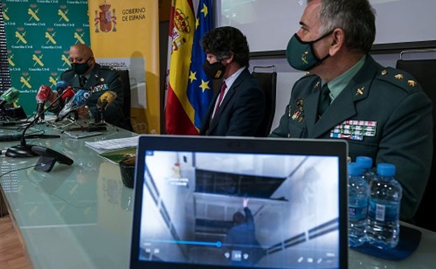 El capitán jefe de la Unidad Orgánica de la Policía Judicial de Ávila, Luis Ángel Horga (i), el subdelegado del Gobierno en Ávila, Arturo Barral (c), y el teniente coronel jefe de la Comandancia de la Guardia Civil de Ávila, José Ángel Silvero (d), durante la rueda de la Operación Caletas. 