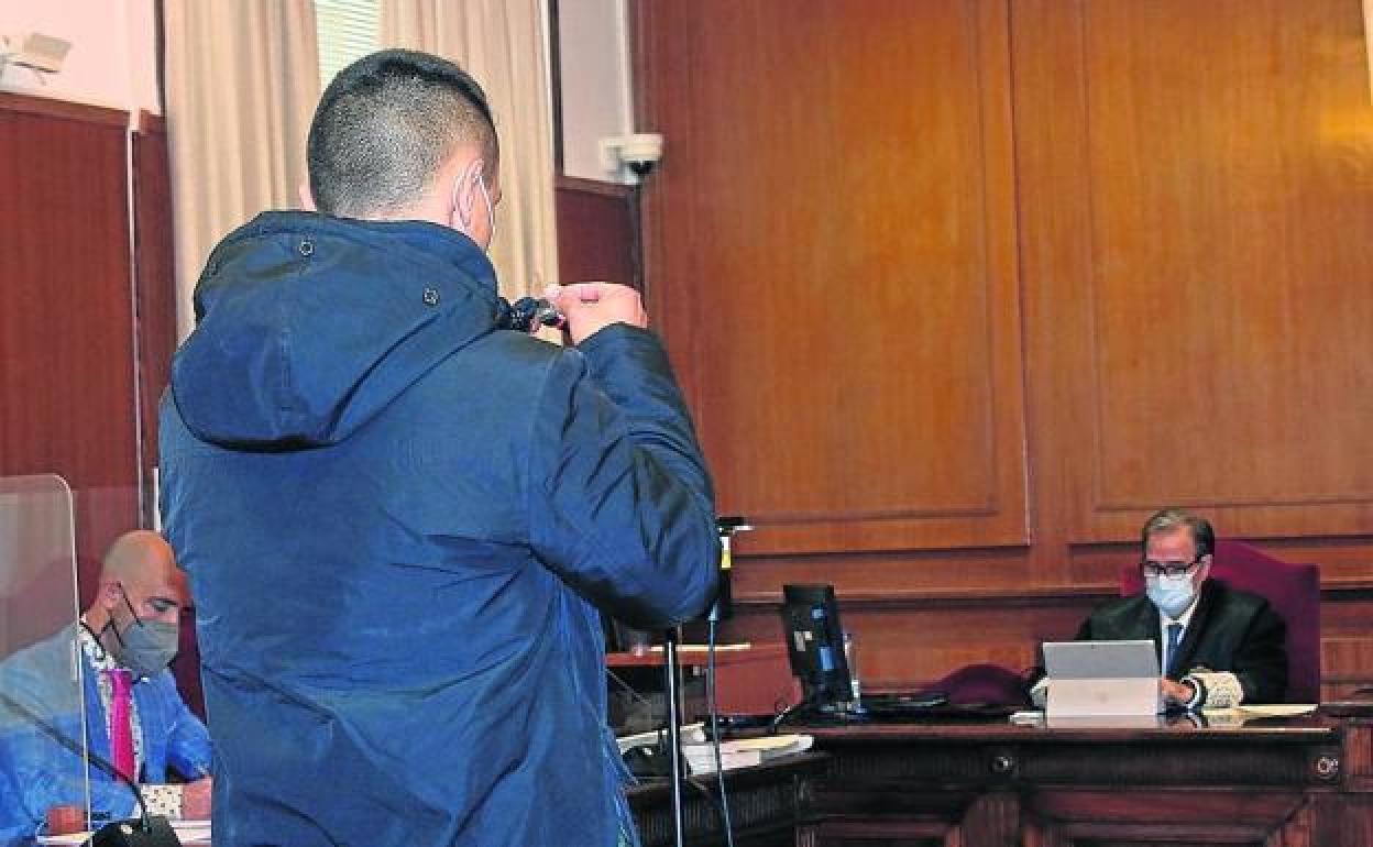 El acusado se dispone a prestar declaración durante la primera jornada del juicio. 