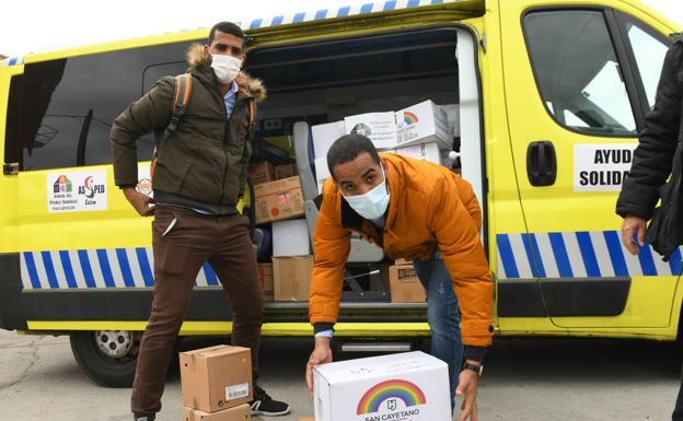 Preparación del material solidario que se enviará al Sahara. 