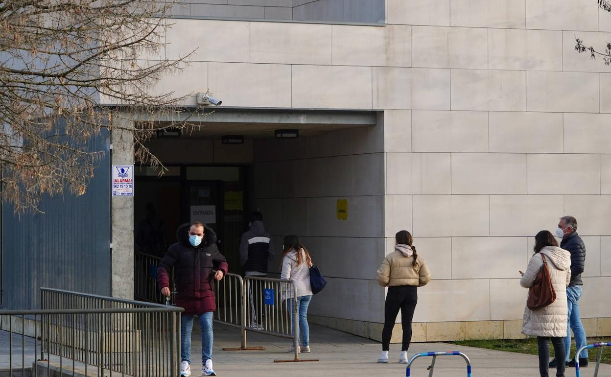 Pacientes esperan para una PCR en un centro de Salamanca. 