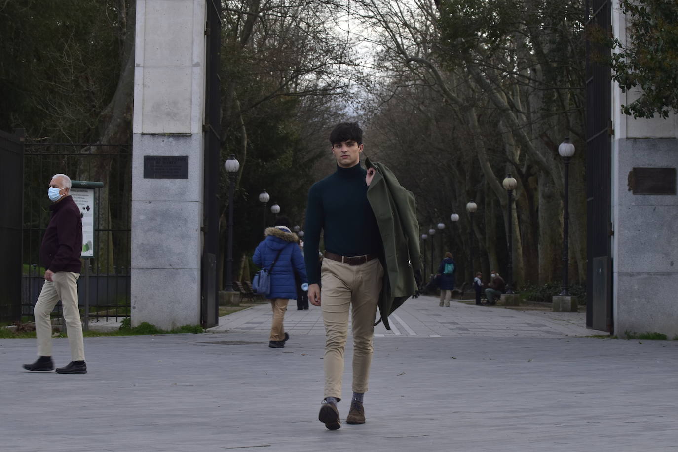 Inquieto, deportista y amante de la lectura, este lagunero, que intentará alzarse con el título de Mister Internacional España en verano, trabaja actualmente como tornero fresador aunque su sueño es entrar en el Cuerpo Nacional de Policía