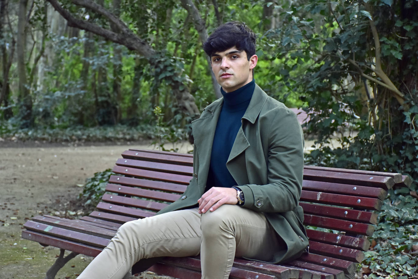 Inquieto, deportista y amante de la lectura, este lagunero, que intentará alzarse con el título de Mister Internacional España en verano, trabaja actualmente como tornero fresador aunque su sueño es entrar en el Cuerpo Nacional de Policía