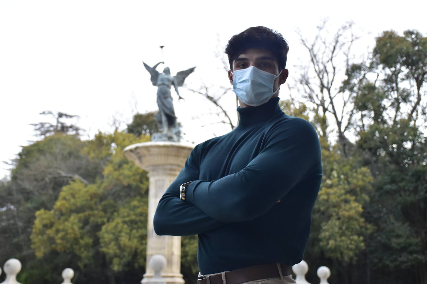 Inquieto, deportista y amante de la lectura, este lagunero, que intentará alzarse con el título de Mister Internacional España en verano, trabaja actualmente como tornero fresador aunque su sueño es entrar en el Cuerpo Nacional de Policía