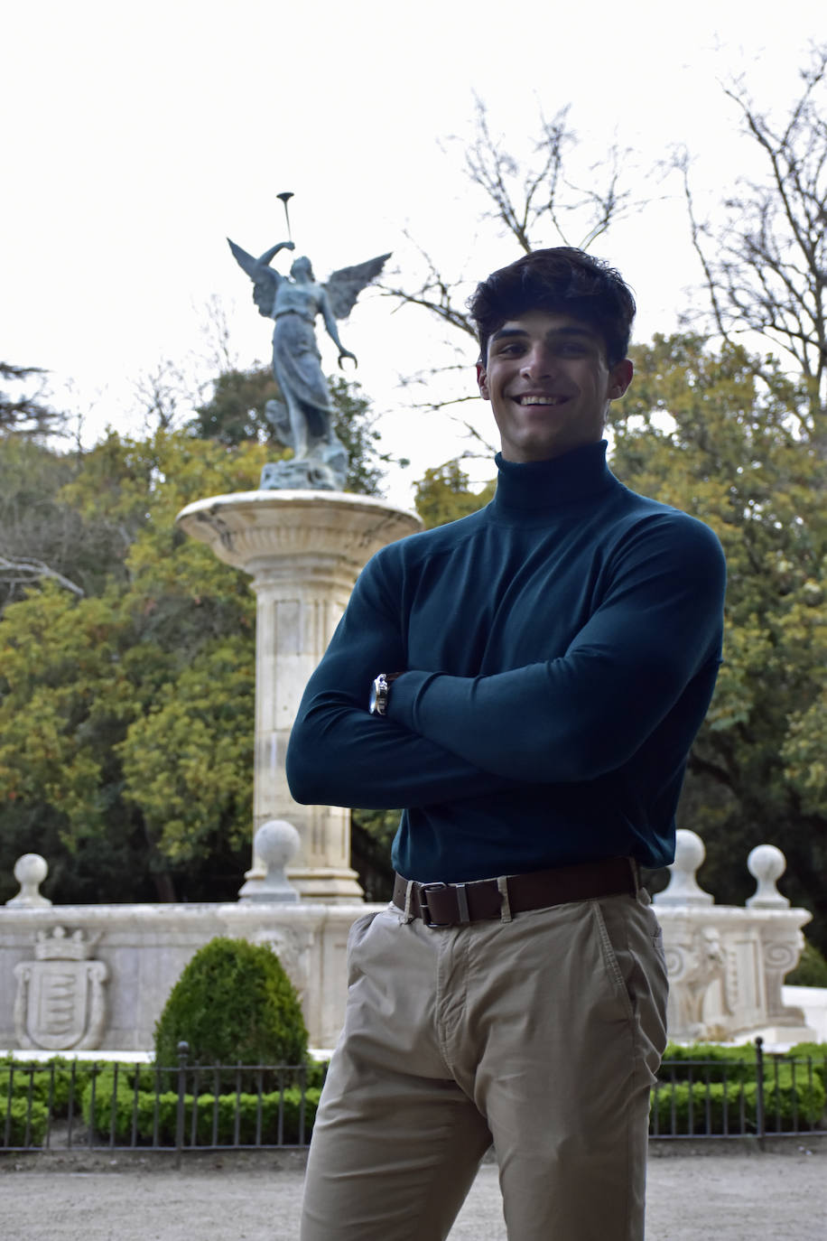 Inquieto, deportista y amante de la lectura, este lagunero, que intentará alzarse con el título de Mister Internacional España en verano, trabaja actualmente como tornero fresador aunque su sueño es entrar en el Cuerpo Nacional de Policía