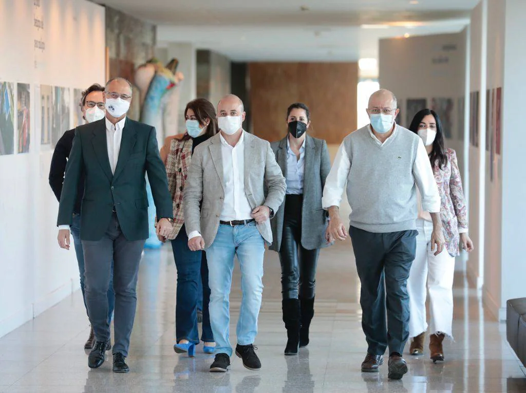 Los integrantes del Grupo Parlamentario de Ciudadanos en las Cortes de Castilla y León, a su llegada a la rueda de prensa que han ofrecido esta tarde. 