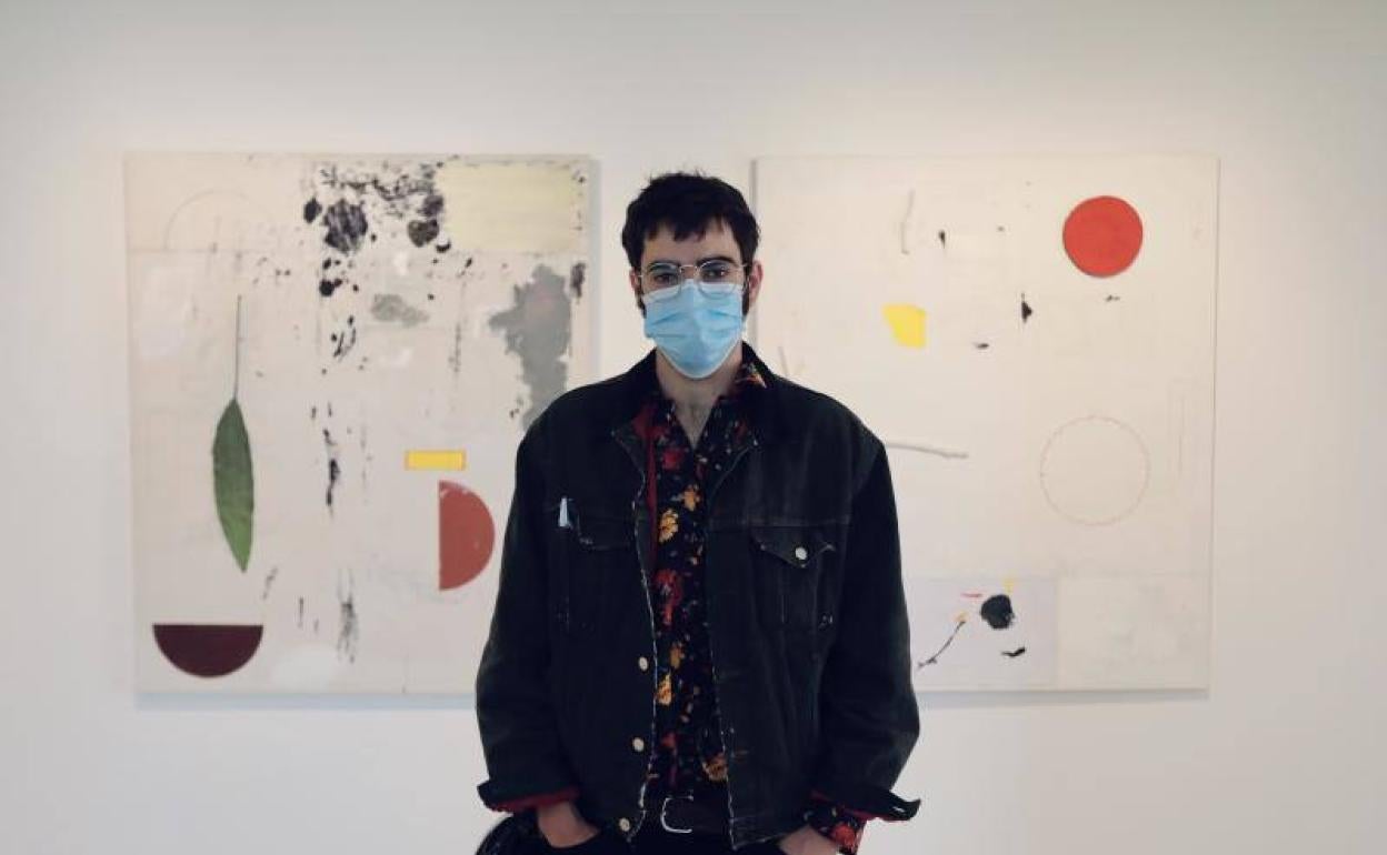 Eloy Arribas, delante de ssu cuadros. 