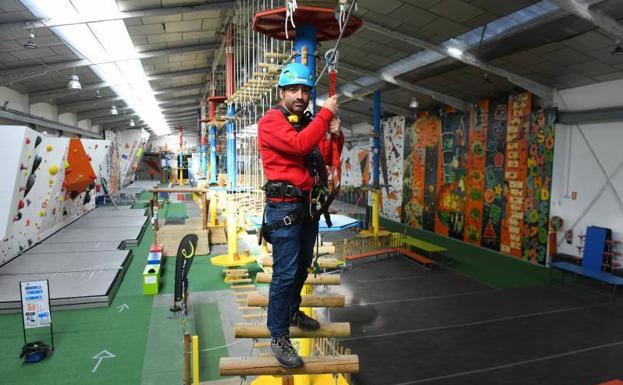 Israel Martínez en el interior del rocódromo Geko Aventura, del que es copropietario, situado en el Polígono de Argales de Valladolid