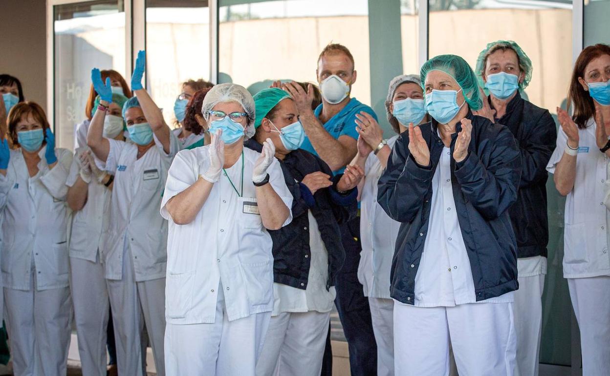 Médicos, personal de enfermería y celadores del hospital San Pedro de Logroño agradecen el apoyo de los ciudadanos. 