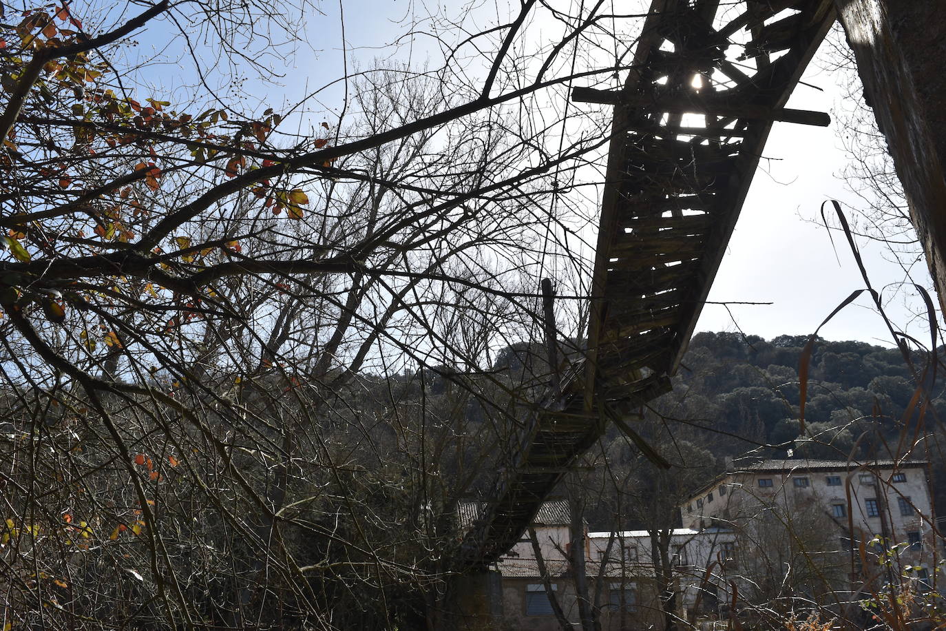 Estado de deterioro de la pasarela de Alar del Rey.