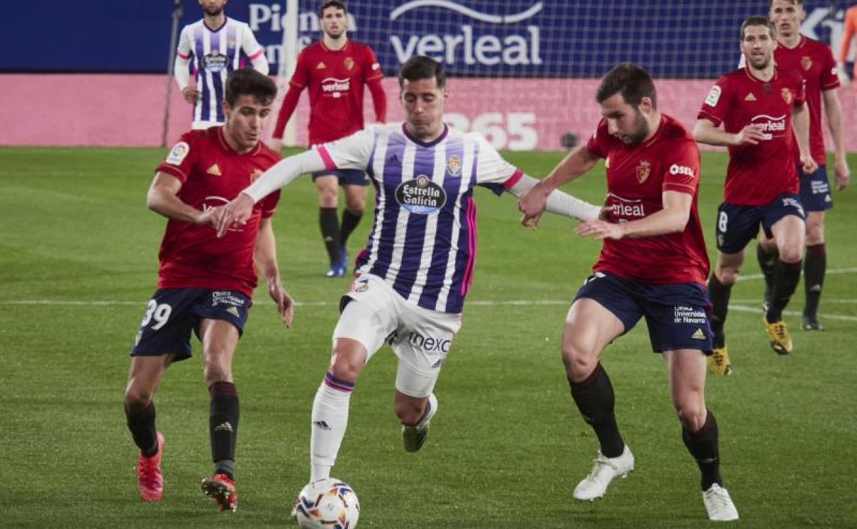 Sergi Guardiola avanza entre Manu Sánchez y Moncayola durante el Osasuna-Real Valladolid