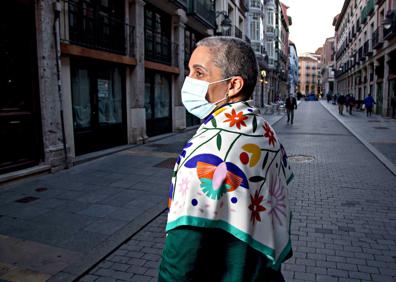 Imagen secundaria 1 - En la imagen principal, la ilustradora Cintia Martín echa mano de objetos y colores para hacer vivibles cuentos y leyendas en su taller de la calle Platerías. Sobre estas líneas, escenas del cuento 'Caperucita Roja' sobre un pañuelo. A la derecha, el abrazómetro: una herramienta que permite abrazar en cualquier lugar respetando la distancia de dos metros.