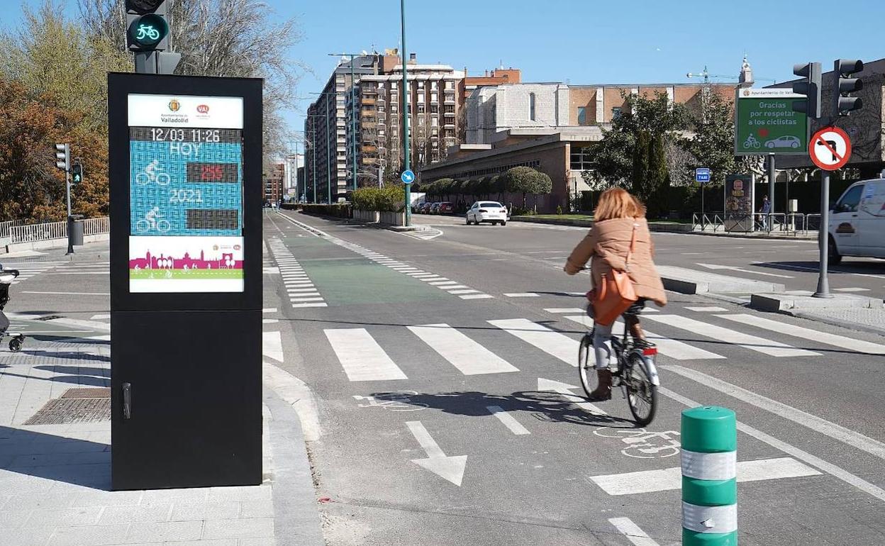 El nuevo contador de bicis instalado en el carril para ciclistas de Isabel la Católica.