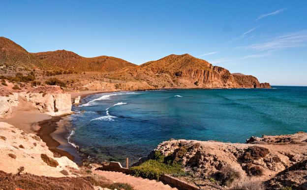 Imagen principal - Paisaje lunar: con 330 días de sol al año, la luz adquiere una particular y rara intensidad al mezclarse con las resecas montañas volcánicas del parque. Los hosteleros de Cabo de Gata han dado un gran salto de calidad y variedad de una oferta al alcance de todos los bolsillos. La mayoría de su clientela es nacional y familiar.