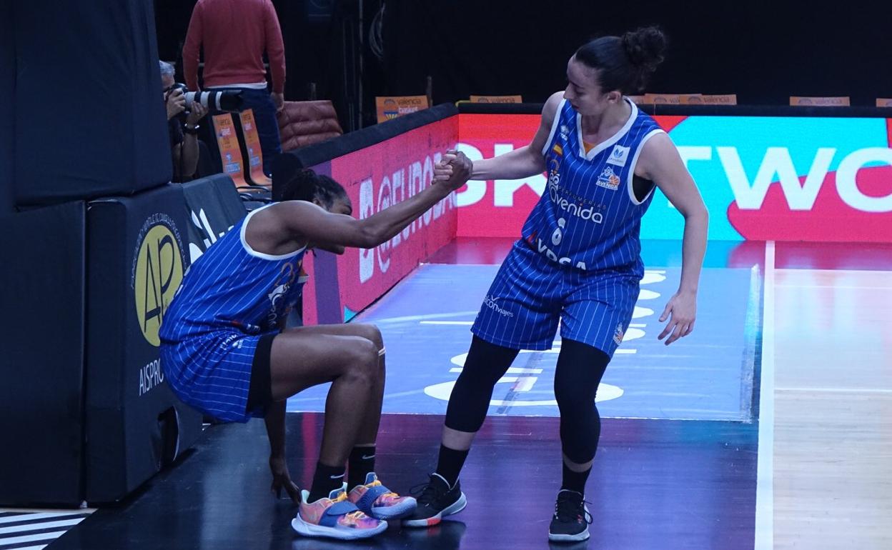 Silvia Domínguez ayuda a levantar a Hayes tras fallar una bandeja que le pudo dar la victoria al CB Avenida en La Fonteta. 