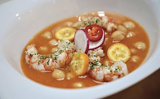 Garbanzos con langostinos.  Combinación de producto de tierra y mar. Una cucharada refrescante que descubre los sabores del garbanzo de Fuentesaúco, los langostinos y un acertado toque de cítricos con ralladura de lima y kumquat. 