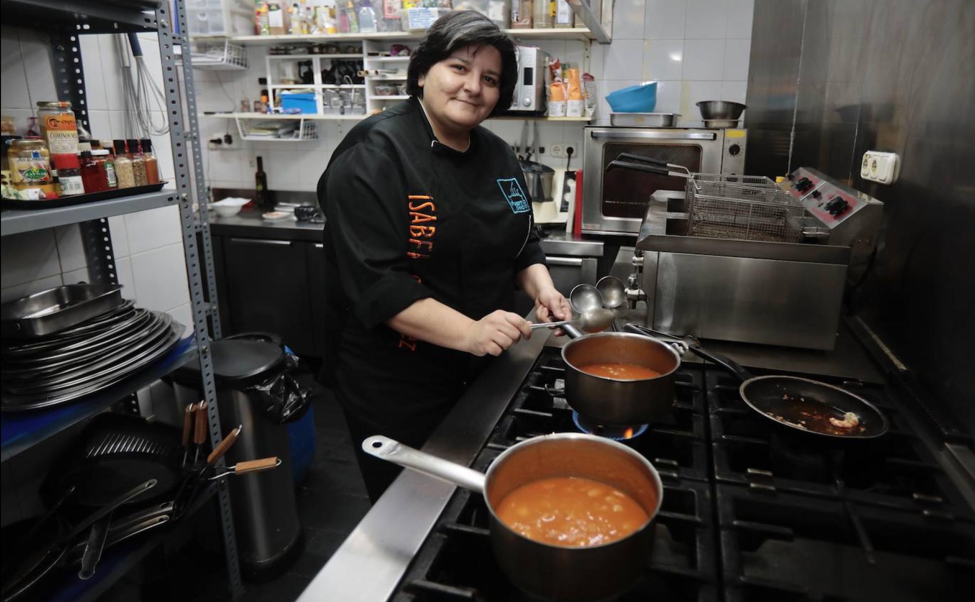 Isabel González prepara uno de sus guisos en las cocinas del restaurante Puerto Chico. 