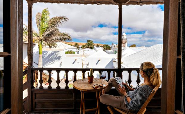 Imagen principal - Situado en el casco histórico de la inmaculada villa de Teguise, este palacio ha conservado su estructura en maderas nobles y paredes encaladas. Situado en el casco histórico de la inmaculada villa de Teguise, este palacio ha conservado su estructura en maderas nobles y paredes encaladas.