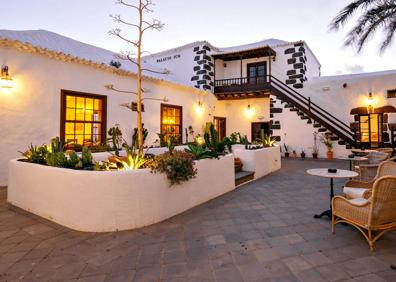 Imagen secundaria 1 - Situado en el casco histórico de la inmaculada villa de Teguise, este palacio ha conservado su estructura en maderas nobles y paredes encaladas. Situado en el casco histórico de la inmaculada villa de Teguise, este palacio ha conservado su estructura en maderas nobles y paredes encaladas.