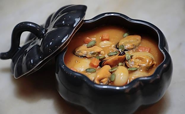 Judiones con mejillones.  La suave textura característica de un producto tan reconocido como el judión funciona a la perfección en este plato con los mejillones al vapor. El juego de texturas se cierra con unos trozos de calabaza y de pipas de calabaza. 