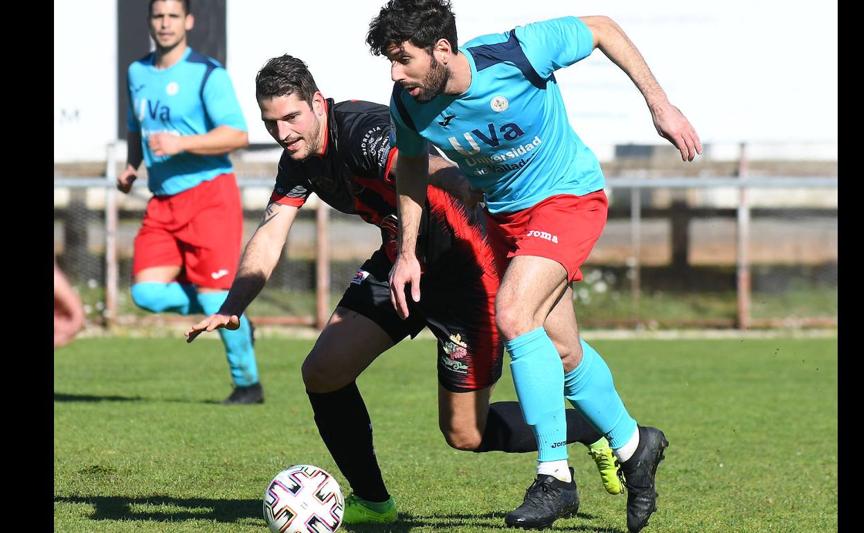 Un jugador del Universitario conduce ante la presencia de un rival. 