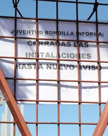 Imagen secundaria 2 - La iglesia de San Andrés vacía el domingo 15 de marzo de 2020, la de Nuestra Señora del Rosario, cerrada. Y anuncio del club Juventud Rondilla del cierre de sus instalaciones.