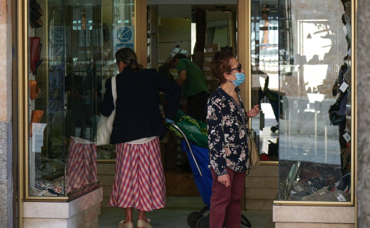 Clientes ante un escaparate de la ciudad.