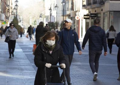 Imagen secundaria 1 - Colas en el supermercado, el sábado por la mañana. En la calle Santiago comenzaban a verse las primeras mascarillas. Los comercios comenzaban a anunciar sus cierres por el inicio del estado de alarma. 