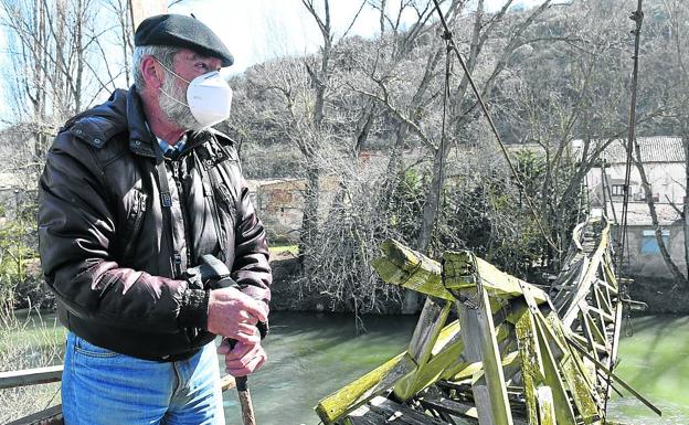 Luis Solera posa al lado de la pasarela de Alar.