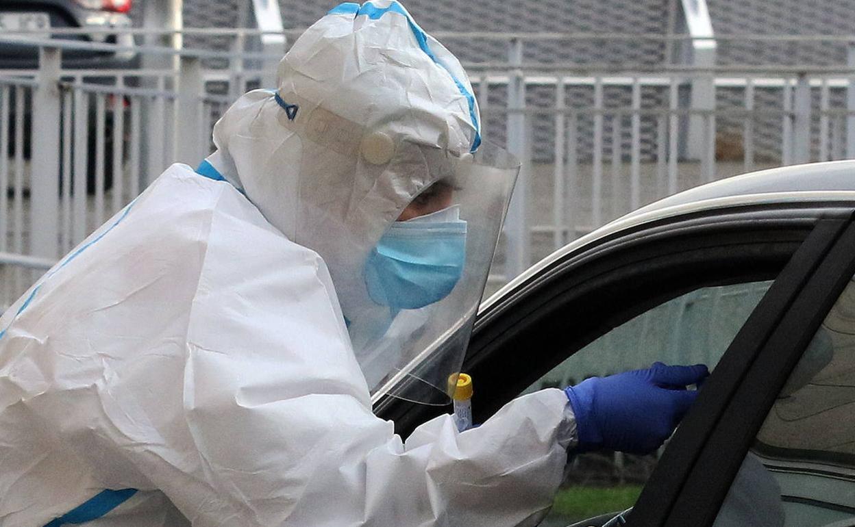 Un sanitario toma una muestra para realizar un test de coronavirus en Segovia.